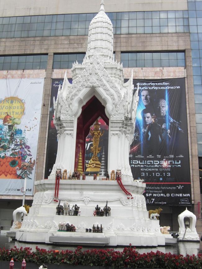 トリムルティの祠（恋愛）<br /><br />恋愛の神様だけあってお供え物は赤いバラ♪