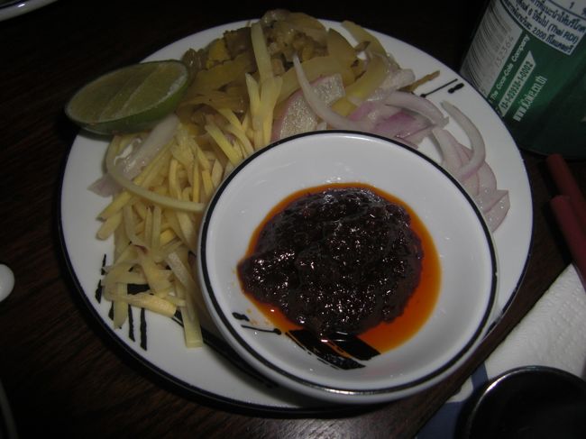 カオソーイの薬味<br /><br /><br />生姜好きなのでたっぷり入れて頂きました☆