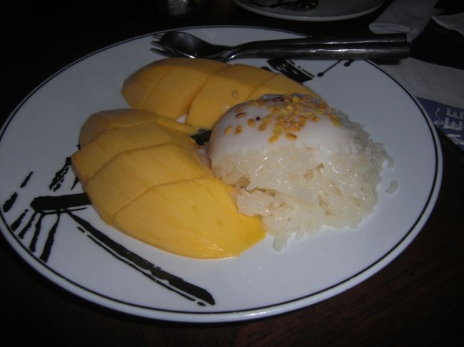デザートはカオニャオ・マムアン<br /><br />マンゴーと蒸した餅米にココナッツミルクをかけたスウィーツ