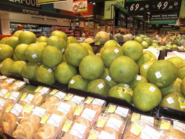 ビックＣ（スーパーマーケット）で売ってるザボン<br /><br />最終日の朝食用に購入♪<br />