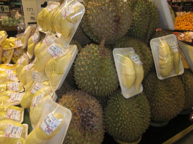 ビックＣ（スーパーマーケット）で売ってるドリアン<br /><br /><br />ここのは臭かった。。。