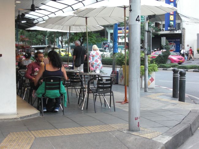 こんなオサレなオープンテラスのカフェ<br /><br /><br />一度もゆっくりお茶ができなかったな・・・・