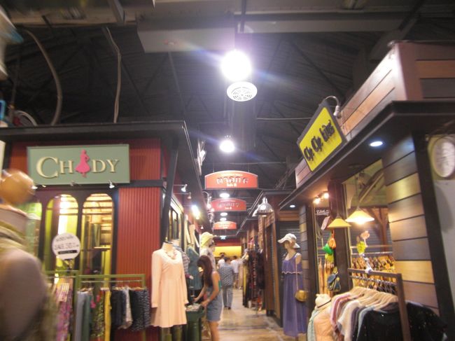 アジアンティック・ウォーターフロントの店はこんな感じで密集してます