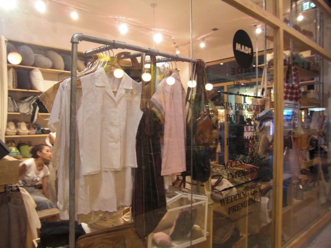 アロマやオイル、手作り小物のお店<br /><br />店内もアロマのいい香りですごく癒されます〜<br />