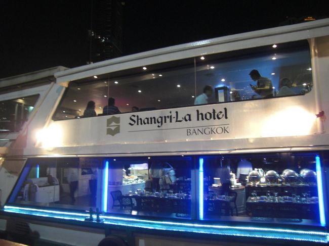 夕ごはんはシャングリラホテルから出港するホライズン号！<br /><br /><br />２時間だけのクルーズだけど、すごく優雅なひと時を過ごしました！<br />乗船するなら絶対テラス席！！！！！！