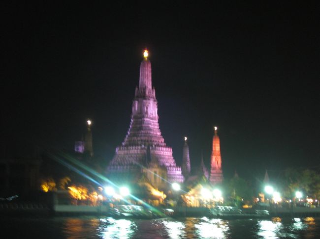 時間ごとにライトアップの色が変わるワットアルン