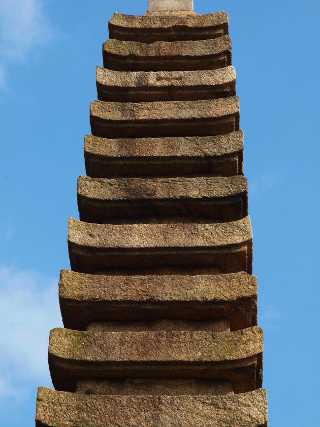 頂上部は破損　修理　その折に見つかった　大般若経