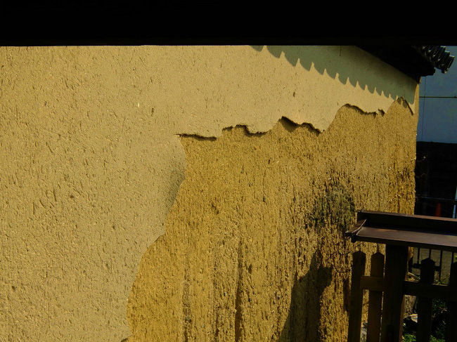 まっすぐ　国宝の楼門へ<br /><br />　境内から全体を写せないので<br /><br />　　味のある塀のみ<br /><br />帰りにと思いつつ忘れてしまいました。