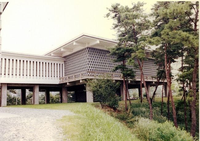 次の予定は<br /><br />　大和文華館でした<br /><br />　　なのに休館　残念<br /><br />昭和三十年代の中期　できたばかりに伺ったのを思い出し<br /><br />　今回の予定にいれたのですがね。。<br /><br />　　写真はその折に写したもの<br /><br />大和文華館<br /><br />　　http://www.kintetsu.jp/yamato/history/index.html