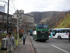  地獄谷を拠点として遊歩道が整備されていますので、地獄谷の中の鉄泉池や近くの大湯沼、奥の湯などを周遊し、大湯沼川では天然の足湯に浸かり森林浴を体験できます。