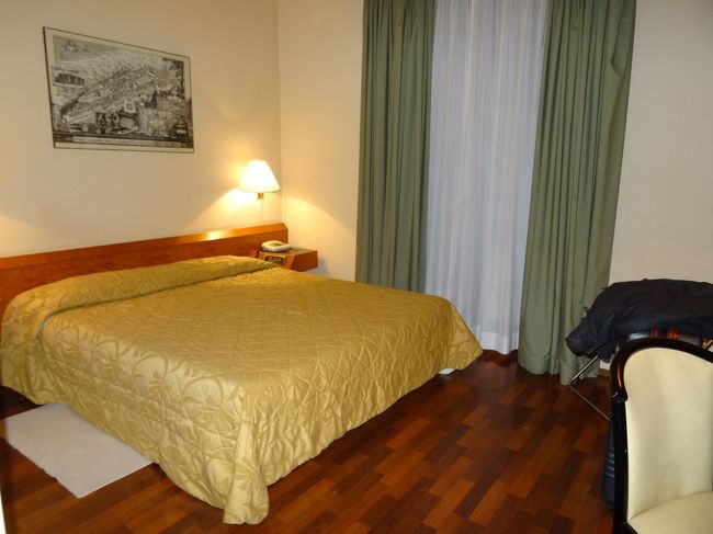 カーテンの所から外に出られる、２階だったが通しのテラスになっていた、只前は崖で何も見えない、料金が安いから仕方がない。