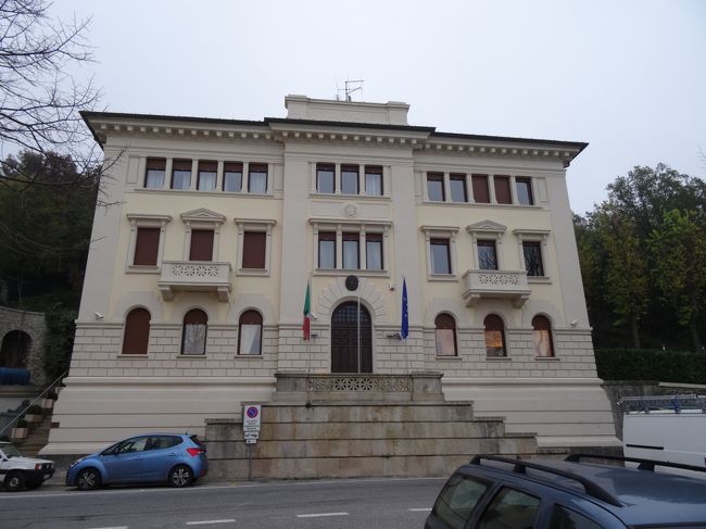 この建物はイタリア大使館、ホテルのすぐ近くにあった、到着した日に見たのはここだけ、この後霧が凄くなってきました。