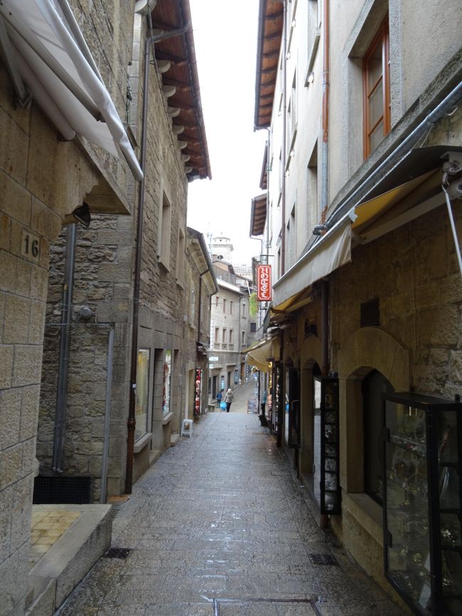 翌日、観光に出かけました、リベルタ広場に行く途中。