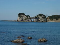 神社からちょっと歩いて円月島の見える海岸へ。

円月島はこのままでも十分絵になるが、夕日が沈む時間だとさらにベターみたい。