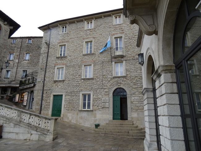 前の写真の右側