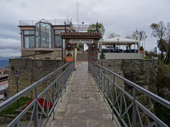 橋を渡っていきます。