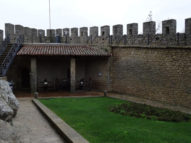 中庭、正面には大砲がある。