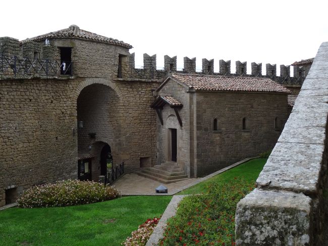 反対側、アーチになっている所が、入口でチケット売り場がある。