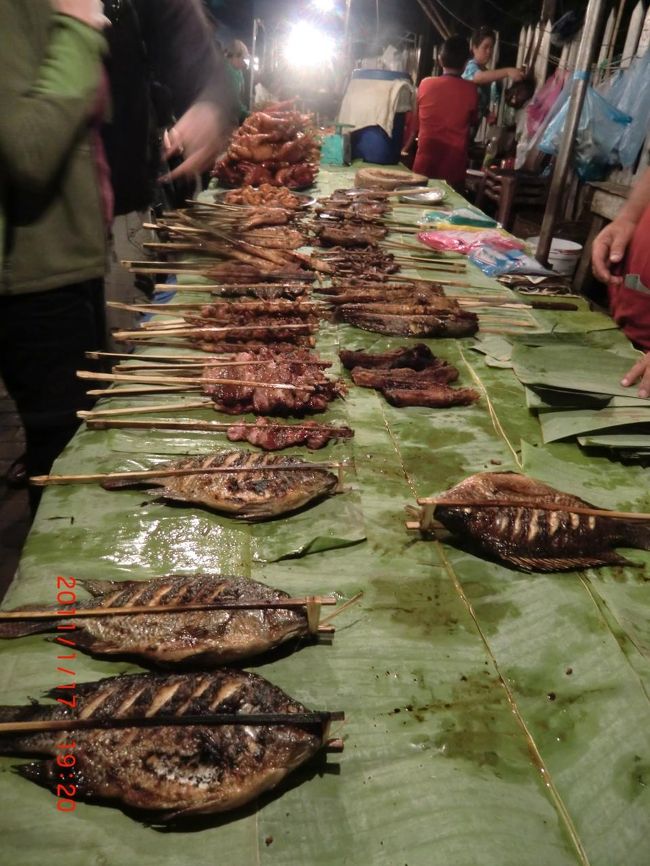 大通りから入った小道に食べ物の屋台が並んでました。