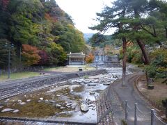 川を遡り「湯のまち雨情公園」