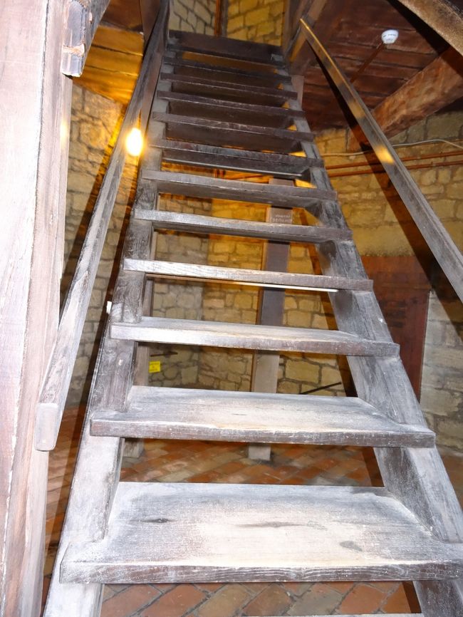 更にもう一階はしごで登ります。