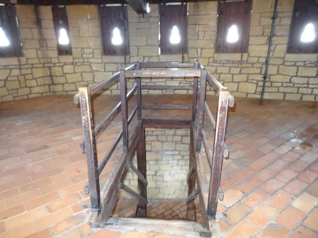 ここが最上階小さなガラス窓しかありません、この窓からでは写真は撮れません。