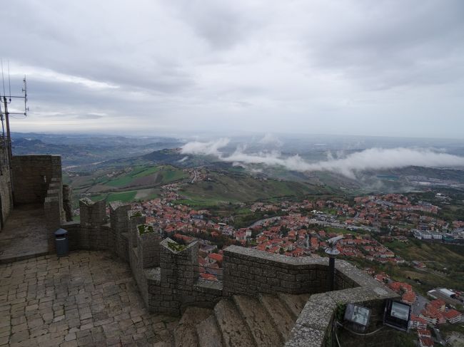はしごを降りて、外が見える所に来ました、相変わらず小雨がちらついています。<br />