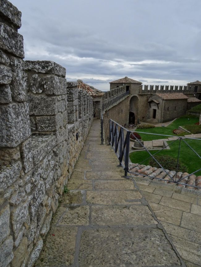 城壁の上をひと回りします