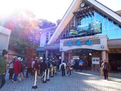 時刻はお昼ちょっと過ぎ･･･

ケーブルカーの清滝駅もケーブルカー待ちで混雑。