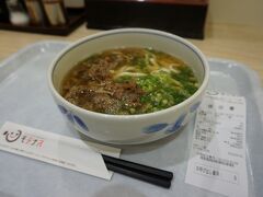 一日目　まずは高速基山ＰＡ(下り)で朝ご飯に　肉うどん♪
基山下り線ＰＡのうどんは地元では美味しい事で有名なのです♪

その中でもイチオシは肉うどんらしく、今回初めて頂きました。
お肉がたっぷりで美味しい♪けど・・・
美味しいｽｰﾌﾟにお肉からの甘みが混ざっちゃってｗ
次からはやっぱり私の定番かきあげうどんかな＾＾

あっ基山ＰＡは上りにもありますが　そちらはフツーのおうどんで
何にも有名では無いですから間違わないでね＾＾