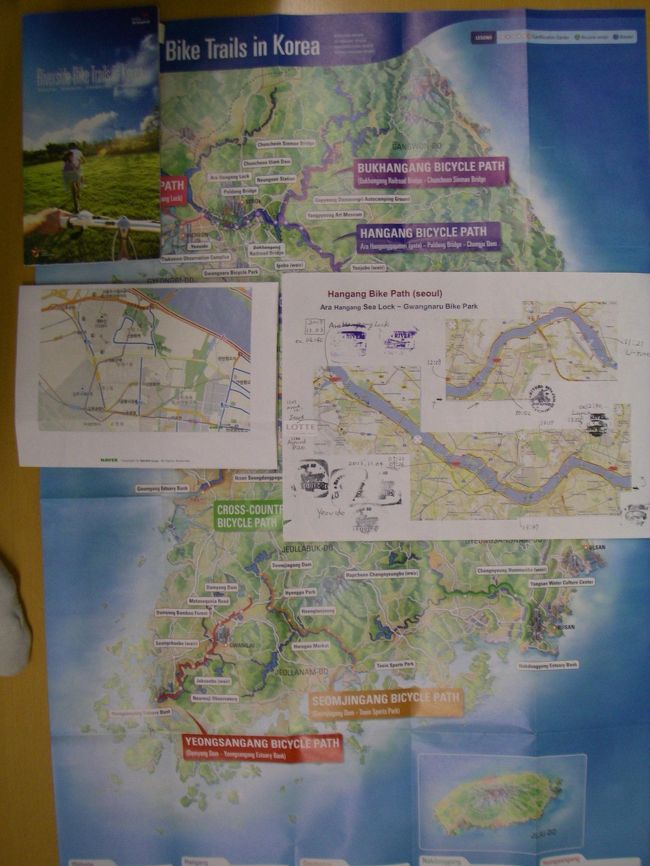 事前準備<br /><br />Naver等を参考に事前に準備した地図（A4横向き）、金浦空港と漢江を含む地図（小さい紙）と　韓国観光公社で以前GetしたRiverside Bike Trails in KoreaというGuide(画面左上)。　広げているのはそれに付属の全土地図（裏には標識などの説明あり）。　Guideは韓国語版・英語版しか無いと言われたので、英語版を頂戴した。　<br /><br />