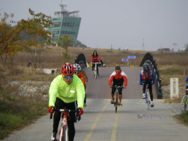 Ara Hangang　Sea Lock　(を臨む)<br /><br />Guideでスタンプラリー的なことを企画しているので、まずそのスタンプ設置場所のここを目標に走った。<br />後ろのガラス外装のビルが水門管理所と思われる。その付近に休憩スペース、トイレ、自動販売機等があった（旅行記表紙はそこで撮影）。さらにその先へ少し走ったが、（Guideで道路名が変わっていたので）ソウルの西端と勝手に思って、同じ道を帰路。　<br />