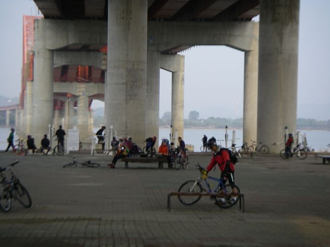 Banghwadaegyo　（Bridge）<br /><br />漢江公園 Gangseo Districtに戻り自動車道下の人自転車用出入り口より少し東まで行くと、公園内の橋の下に、Fitness器具が数種あり、Trainingする中高年多し。手前が自転車道。<br />