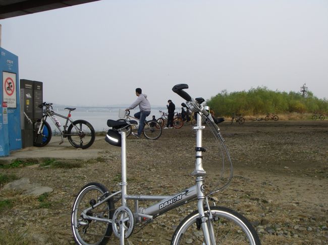 河岸のMy Bicycle　この日は来た道をホテルへ戻った。