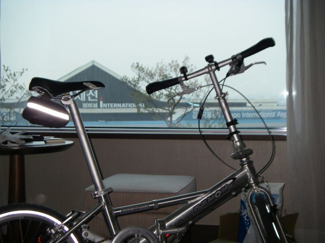 ホテルの部屋内から国際線ビルを臨む<br /><br />本日の走行距離：およそ17.5Km、1.5時間ほど<br />