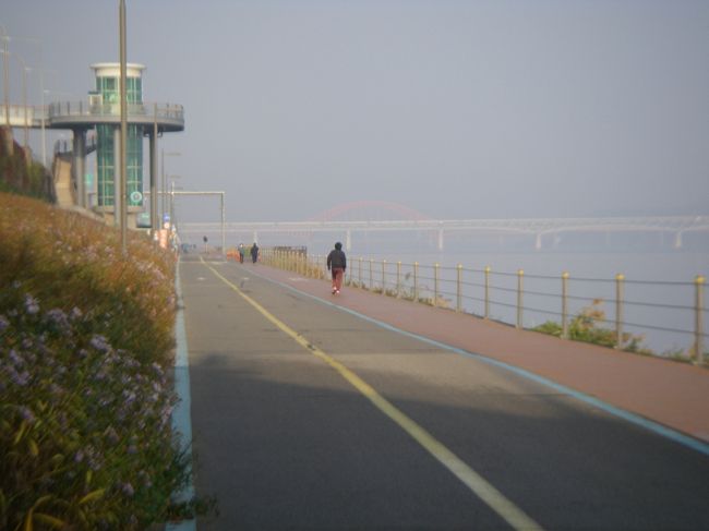 昨日と同場所から東向きに出発し、Yanghwa Districtまでの間で南側河岸を振り返るとこんな感じ。　少し霞んでいた。河川敷は狭くなっていたが、道幅は確保されている。