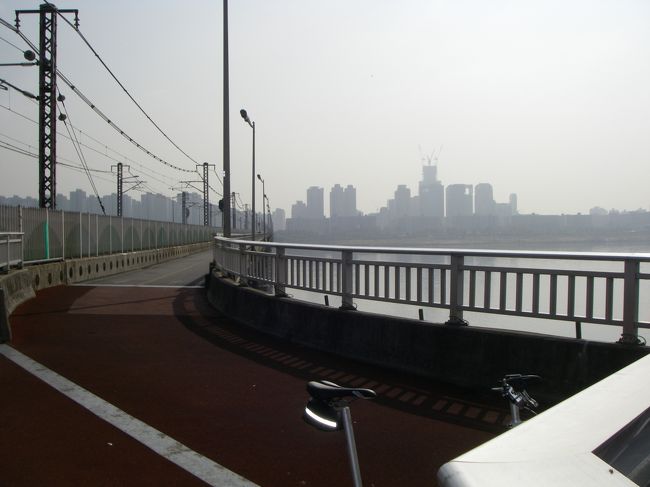 Banpodaegyo(Bridge)<br /><br />地下鉄横に歩行者自転車用の橋がついていた。北岸へ渡ったところ。ここからしばらく西向きに走行。<br />