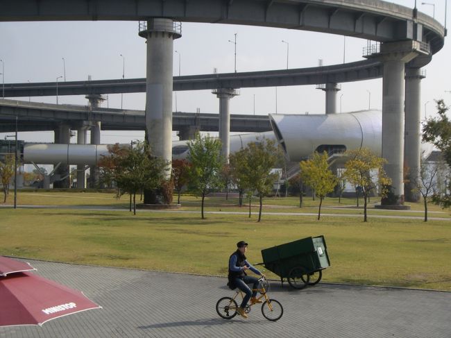 Hangangpark(Ttukseom District)　漢江公園 トゥクソム地区（トゥクソム漢江公園）　（한강시민공원 뚝섬지구(뚝섬한강공원)）<br /><br />細長い円筒型「しゃくとり虫」 の形をした長い展望コンプレックスがあるところ、地下鉄7号線トゥクソムユウォンジ駅（トゥクソム遊園地・Ttukseom Resort・728）２番または３番出口から直ぐとのことなので、サイクリスト以外の方もどうぞ。