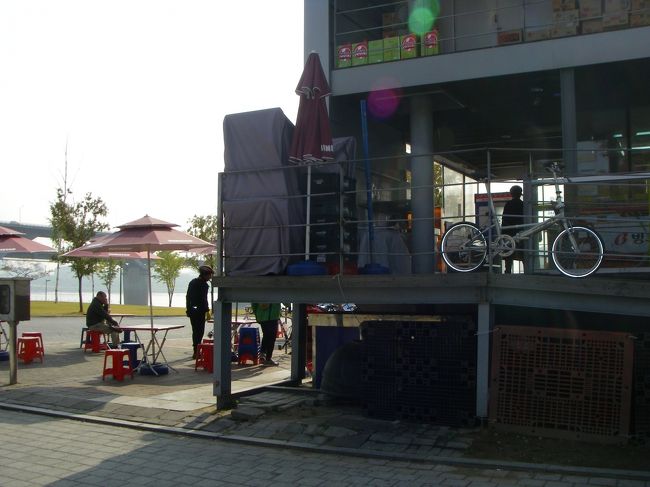 ここで自転車に鍵かけて昼食とした。コンビニでおにぎり、牛乳、さつま揚げのようなものを購入。<br />袋入りインスタントラーメン一袋を正方形のアルミ拍鍋（日本では冷凍うどんのように鍋も容器だが、明らかに別物の鍋に袋を入れた状態）を、レジ付近に山積みしていた。味不詳と調理法が不明のため、試していない。