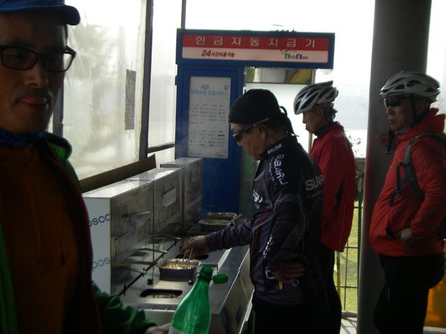 袋入りインスタントラーメンをどう調理するのかと思っていたら、鍋サイズに対応した大きさのＩＨ調理器的な見慣れぬ器具(壁面に栓のない蛇口あり）をテラスで発見。はたして、やはりそれを使ってラーメンを地元人は作っていた。<br />ボタンや操作法はハングルのみだが、彼らの手順を見ていたので、機会があったら試そうと思ったが、今旅行では機会なし。