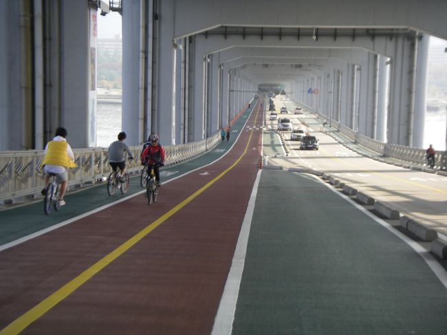 橋の名称がよく判らないが、二層になっていて、下層は河川敷から直接入れるのと、万が一南岸へ戻れないと困るので、北岸走行距離は短かったが南へ向かって渡河することにした。半分自転車歩行者用です。