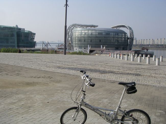 渡った南岸河川敷から、川を眺めるとこんな建造物が？　営業しているようには見えなかった。<br /><br />ここから西向きに午前中走った逆方向で、ホテルまで帰った。<br /><br />本日の走行記録：<br />距離：99.38?、時間：5時間9分32秒、平均時速：19.2?/hr、最高速度：42.4?/hr<br /><br />概ね平坦であったが、河南市近くのオリンピック道路沿いでは登り下りがあり、自動車道のすぐ横（金網の柵あり）を走る。他は河川敷。