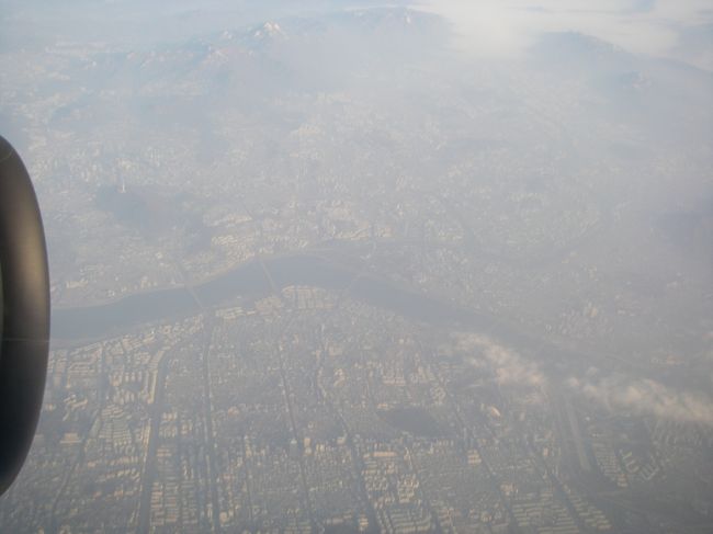 翌朝、機上から。漢江が見えた。　地図と同じ形状で（当然ですが）、何となく嬉しい。