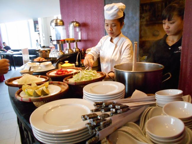 クッキングコーナーでは<br />フォーと、オムレツを作ってくれている。