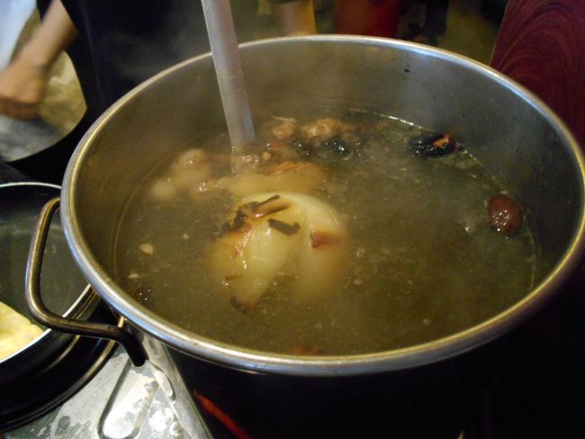 フォーに使われるスープには<br />大きな玉ねぎがゴロン、と入っていて<br />ほかにも、いろんなスパイスなどが入っているらしい。<br />目の前でずんどうを見せているのは、<br />スープに自信がある証拠かしら？<br /><br />