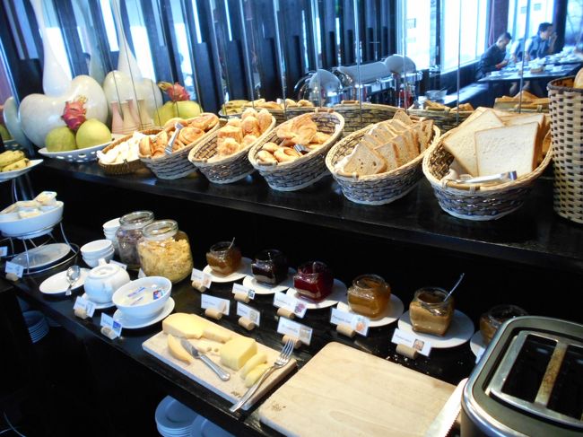 パン各種に、シリアル類<br />ジャムやトースター