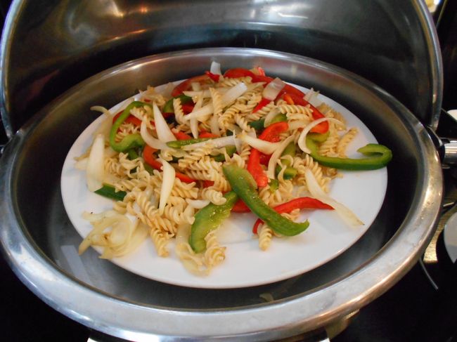 パスタ。<br /><br />ねじった形のショートパスタと<br />赤と緑のピーマンを炒めたもの