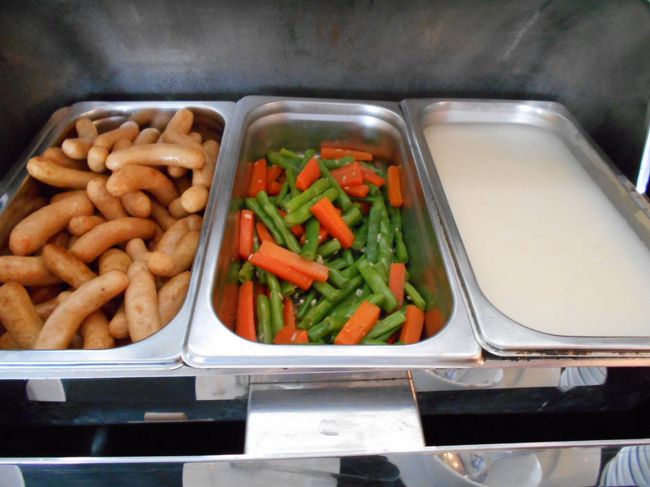 左から、チキンソーセージ<br />真ん中が、いんげんと人参のにんにく炒め<br />右がおかゆだけど、<br />スタッフに聞いたら「ソーイ」と答えいた。<br />このスタッフは英語ができないらしいね。<br /><br />それにしても<br />ソーイ（ＸＯＩ）はおこわのことで<br />おかゆはチャオＣＨＡＯって言うはずなんだけど？