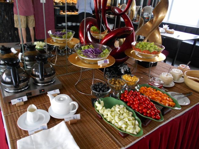 サラダ。<br /><br />レタス・きゅうり・ミニトマト・紫キャベツの千切りなど。<br />ドレッシングは４種類。<br />和風っぽいのと、フレンチみたいのと、サウザンドレッシングと<br />そして、なんだか濃厚そうな白いもの。<br /><br />あえて濃厚な白いのを選んでみたら<br />チーズが入っていました。<br />な〜るほど。<br />