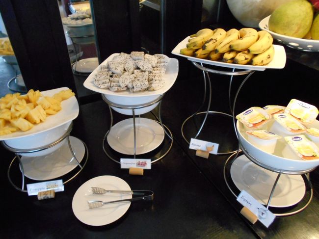 フルーツ。<br /><br />バナナに、ドラゴンフルーツ、パイナップル。<br />これは、どこのホテルでも一緒でした。<br />この季節は、これが旬なのかも・・・。<br />でも、ドラゴンフルーツは甘くなかったけど＾＾；